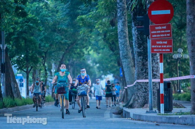 Né lực lượng chức năng, người dân Thủ đô rủ nhau tập thể dục lúc 3 giờ sáng - Ảnh 12. Né lực lượng chức năng, người dân Thủ đô rủ nhau tập thể dục lúc 3 giờ sáng - Ảnh 12.
