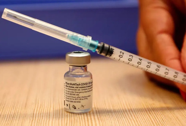 Phát hiện thêm tác dụng phụ sau khi tiêm vaccine COVID-19: Người đàn ông liệt nửa mặt sau khi tiêm vaccine Pfizer - Ảnh 3.
