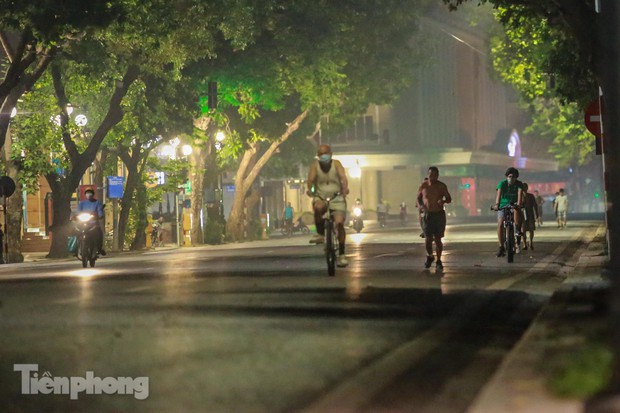 Né lực lượng chức năng, người dân Thủ đô rủ nhau tập thể dục lúc 3 giờ sáng - Ảnh 6. Né lực lượng chức năng, người dân Thủ đô rủ nhau tập thể dục lúc 3 giờ sáng - Ảnh 6.