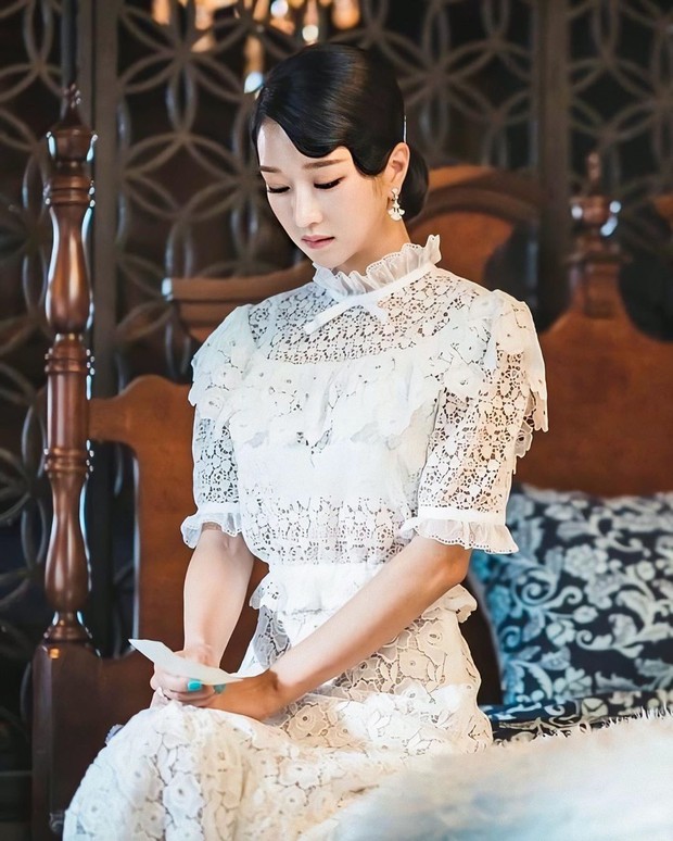 4 phim Hàn có gu thời trang đỉnh cao nhất mọi thời đại: Hội Penthouse còn thua xa chịu Nguyệt IU - Ảnh 16. 4 phim Hàn có gu thời trang đỉnh cao nhất mọi thời đại: Hội Penthouse còn thua xa chịu Nguyệt IU - Ảnh 16.