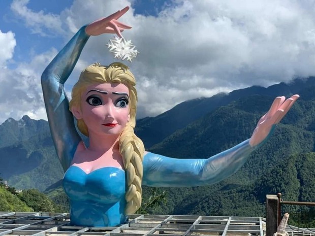 Tượng Elsa phiên bản quái dị ở Sa Pa đã bị yêu cầu tháo dỡ, sẽ cưỡng chế nếu không chấp hành - Ảnh 1. Tượng Elsa phiên bản quái dị ở Sa Pa đã bị yêu cầu tháo dỡ, sẽ cưỡng chế nếu không chấp hành - Ảnh 1.