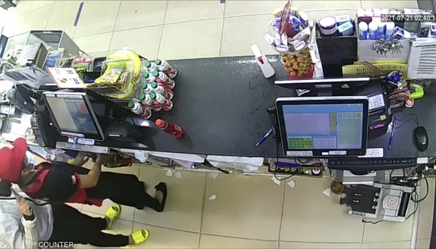 Clip of a female employee of the store, who were robbed wildly by a young man with a knife in the morning in Saigon - Photo 1. Clip of a female employee of the store, who were robbed wildly by a young man with a knife in the morning in Saigon - Photo 1.