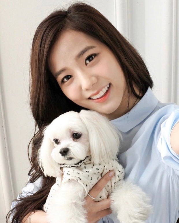 Sướng như cún cưng nhà Jisoo (BLACKPINK): Được tận 3 lãnh đạo cao cấp của Dior gửi thư tay, quà có giá gần 80 triệu đồng - Ảnh 3. Sướng như cún cưng nhà Jisoo (BLACKPINK): Được tận 3 lãnh đạo cao cấp của Dior gửi thư tay, quà có giá gần 80 triệu đồng - Ảnh 3.
