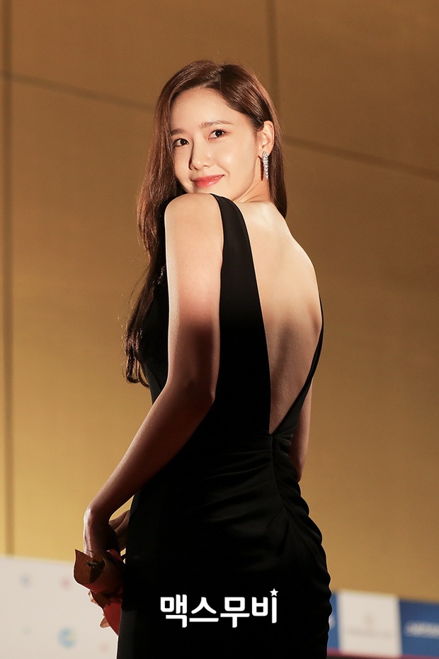 Hết Jennie, đến Yoona khiến netizen há hốc với màn để trần lưng trắng nõn ngọc ngà: Đây mới chính là level hở đỉnh cao! - Ảnh 6. Hết Jennie, đến Yoona khiến netizen há hốc với màn để trần lưng trắng nõn ngọc ngà: Đây mới chính là level hở đỉnh cao! - Ảnh 6.