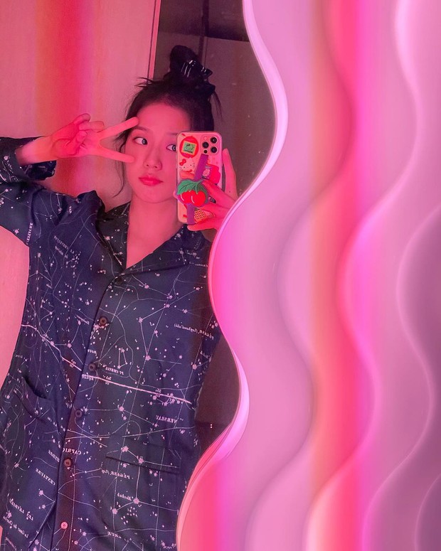 Sướng như cún cưng nhà Jisoo (BLACKPINK): Được tận 3 lãnh đạo cao cấp của Dior gửi thư tay, quà có giá gần 80 triệu đồng - Ảnh 2. Sướng như cún cưng nhà Jisoo (BLACKPINK): Được tận 3 lãnh đạo cao cấp của Dior gửi thư tay, quà có giá gần 80 triệu đồng - Ảnh 2.