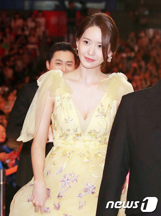 Hết Jennie, đến Yoona khiến netizen há hốc với màn để trần lưng trắng nõn ngọc ngà: Đây mới chính là level hở đỉnh cao! - Ảnh 8. Hết Jennie, đến Yoona khiến netizen há hốc với màn để trần lưng trắng nõn ngọc ngà: Đây mới chính là level hở đỉnh cao! - Ảnh 8.