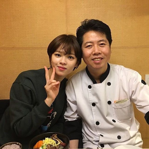 Hội idol con nhà nòi gia thế khủng: Chị cả T-ara nhà 6 người toàn sao nổi tiếng, bố của mỹ nhân TWICE là đầu bếp của Tổng thống - Ảnh 15. Hội idol con nhà nòi gia thế khủng: Chị cả T-ara nhà 6 người toàn sao nổi tiếng, bố của mỹ nhân TWICE là đầu bếp của Tổng thống - Ảnh 15.