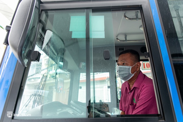 TP.HCM mở cửa hàng rau lưu động trên xe buýt cho người dân trong những ngày giãn cách xã hội - Ảnh 12.