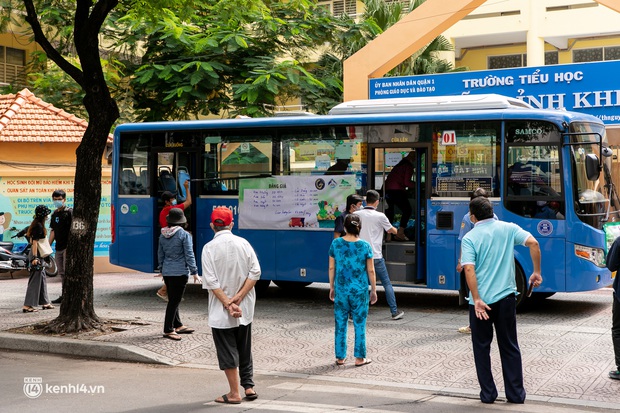 TP.HCM mở cửa hàng rau lưu động trên xe buýt cho người dân trong những ngày giãn cách xã hội - Ảnh 4.
