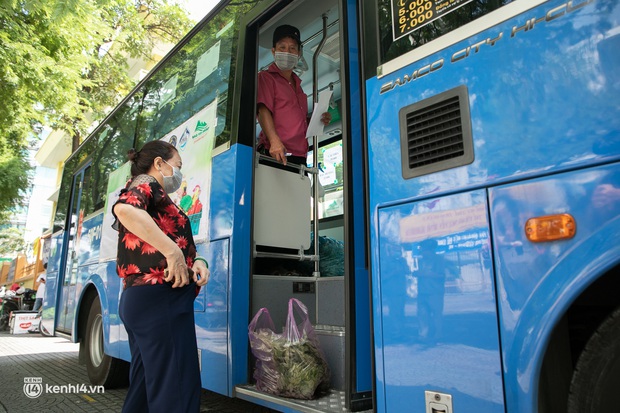 TP.HCM mở cửa hàng rau lưu động trên xe buýt cho người dân trong những ngày giãn cách xã hội - Ảnh 8.