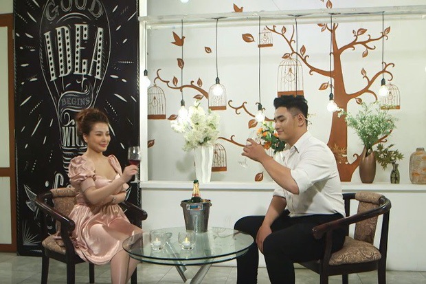 2 năm trước, nụ hôn ngấu nghiến của hot girl ngực khủng Mon 2K gây bùng nổ show hẹn hò! - Ảnh 2. 2 năm trước, nụ hôn ngấu nghiến của hot girl ngực khủng Mon 2K gây bùng nổ show hẹn hò! - Ảnh 2.