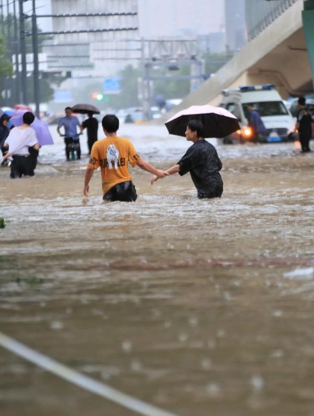 Những hình ảnh không thể tin nổi về trận lũ ngàn năm có một ở Trịnh Châu, Trung Quốc - Ảnh 5.