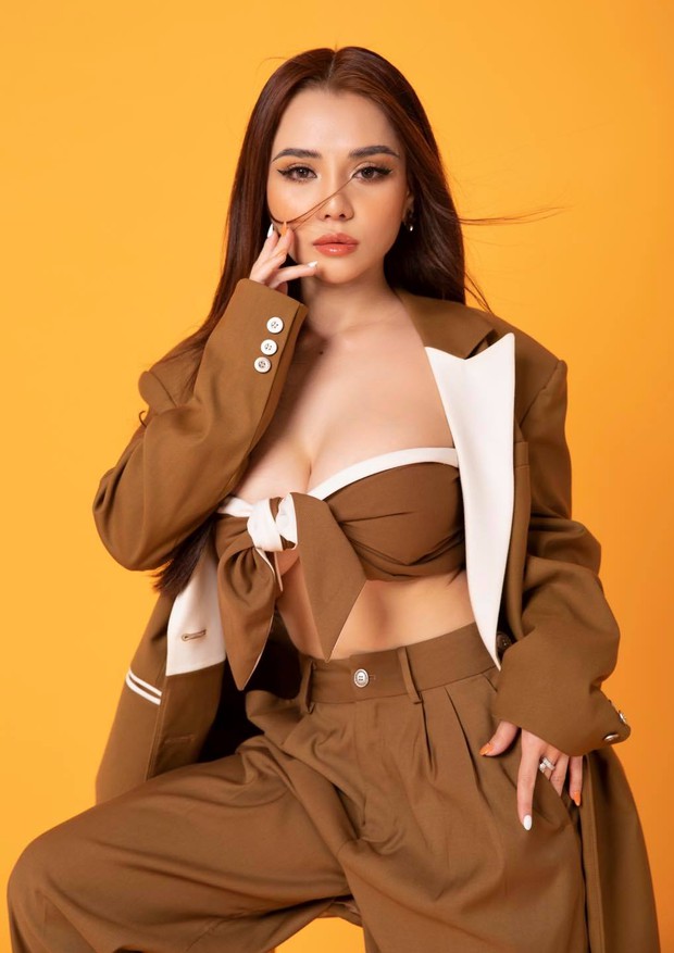 Nụ hôn phản cảm từng khiến hot girl ngực khủng Mon 2K kinh doanh ế ẩm, không dám nhắn tin cho ai - Ảnh 2. Nụ hôn phản cảm từng khiến hot girl ngực khủng Mon 2K kinh doanh ế ẩm, không dám nhắn tin cho ai - Ảnh 2.