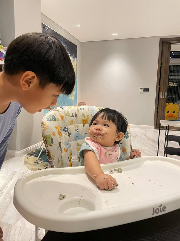 Cường Đô La khoe ảnh cả nhà quây quần trong ngôi biệt thự giá khủng, ái nữ Suchin nhỏ nhưng có võ” đến mức giật hết spotlight! - Ảnh 4. Cường Đô La khoe ảnh cả nhà quây quần trong ngôi biệt thự giá khủng, ái nữ Suchin nhỏ nhưng có võ” đến mức giật hết spotlight! - Ảnh 4.