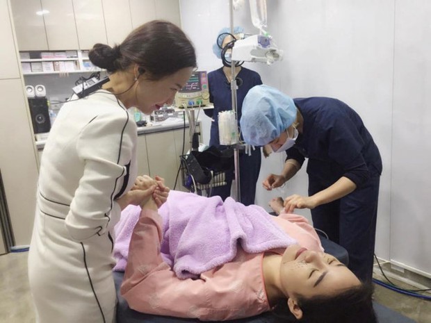 Tìm ra drama queen Vbiz dao kéo nhiều bộ phận nhất cùng 1 lúc, riêng mũi đập tới 6 lần cho... hợp phong thuỷ - Ảnh 7. Tìm ra drama queen Vbiz dao kéo nhiều bộ phận nhất cùng 1 lúc, riêng mũi đập tới 6 lần cho... hợp phong thuỷ - Ảnh 7.