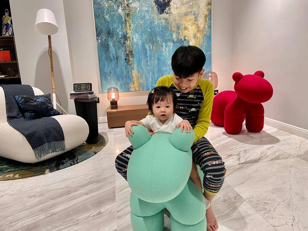 Cường Đô La khoe ảnh cả nhà quây quần trong ngôi biệt thự giá khủng, ái nữ Suchin nhỏ nhưng có võ” đến mức giật hết spotlight! - Ảnh 5. Cường Đô La khoe ảnh cả nhà quây quần trong ngôi biệt thự giá khủng, ái nữ Suchin nhỏ nhưng có võ” đến mức giật hết spotlight! - Ảnh 5.