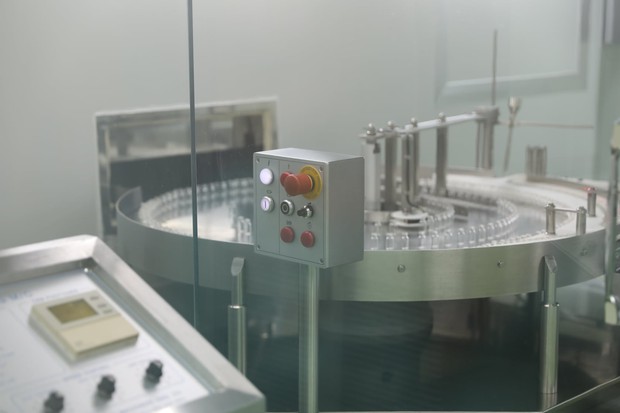 Ảnh: Cận cảnh quy trình gia công, đóng ống vaccine Sputnik V tại Việt Nam - Ảnh 1. Ảnh: Cận cảnh quy trình gia công, đóng ống vaccine Sputnik V tại Việt Nam - Ảnh 1.