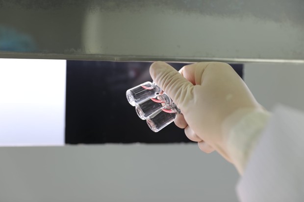 Ảnh: Cận cảnh quy trình gia công, đóng ống vaccine Sputnik V tại Việt Nam - Ảnh 5. Ảnh: Cận cảnh quy trình gia công, đóng ống vaccine Sputnik V tại Việt Nam - Ảnh 5.