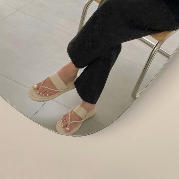 Dép xỏ ngón giờ đẹp sang quá trời, chị em tậu ngay một đôi để có style “Hàn xẻng” hợp trend nào - Ảnh 7.