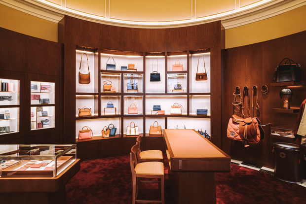 Chỉ mất hơn 1 tháng để mua lại Tiffany & Co nhưng LVMH (tập đoàn sở hữu Dior, Louis Vuitton) lại mất gần 2 thập kỷ để rồi chịu thua trước thương hiệu này - Ảnh 5. Chỉ mất hơn 1 tháng để mua lại Tiffany & Co nhưng LVMH (tập đoàn sở hữu Dior, Louis Vuitton) lại mất gần 2 thập kỷ để rồi chịu thua trước thương hiệu này - Ảnh 5.