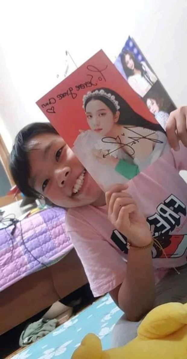 Jisoo (BLACKPINK) đã làm một fan nhí bật khóc, sự thật đằng sau hé lộ tính cách đời thường đáng yêu - Ảnh 1. Jisoo (BLACKPINK) đã làm một fan nhí bật khóc, sự thật đằng sau hé lộ tính cách đời thường đáng yêu - Ảnh 1.