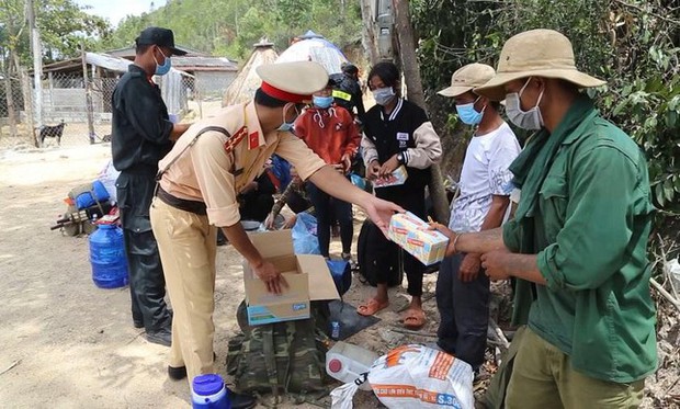 Mất việc, 30 người đi bộ xuyên đêm từ Bình Định về Quảng Ngãi - Ảnh 2. Mất việc, 30 người đi bộ xuyên đêm từ Bình Định về Quảng Ngãi - Ảnh 2.