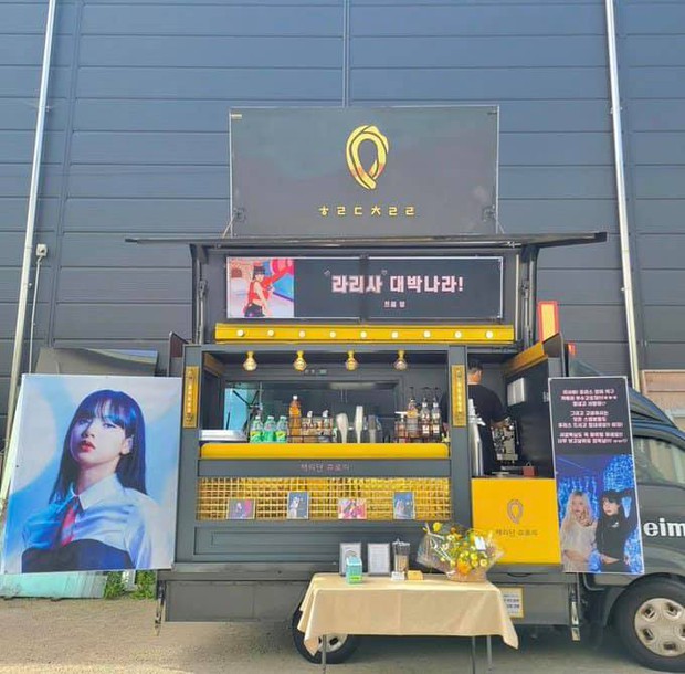 Rosé gửi xe tải cà phê đến phim trường quay MV solo của Lisa, BLINK đếm ngược ngày idol debut đi là vừa! - Ảnh 1. Rosé gửi xe tải cà phê đến phim trường quay MV solo của Lisa, BLINK đếm ngược ngày idol debut đi là vừa! - Ảnh 1.