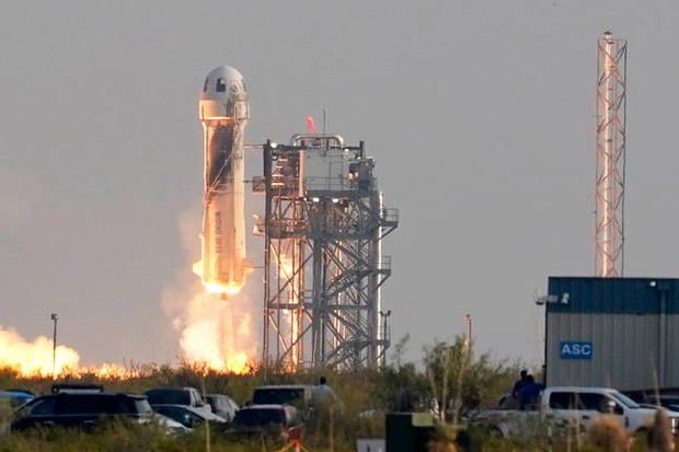 Tỷ phú Jeff Bezos bay vào vũ trụ bằng con tàu hình của quý khổng lồ, đây là lý do tại sao - Ảnh 3.