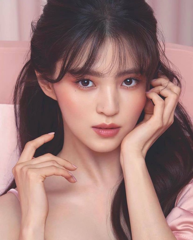 Sắc sảo lạnh lùng hay ngây thơ trong sáng mới hợp với Han So Hee, mời bạn phân định công tâm - Ảnh 4. Sắc sảo lạnh lùng hay ngây thơ trong sáng mới hợp với Han So Hee, mời bạn phân định công tâm - Ảnh 4.