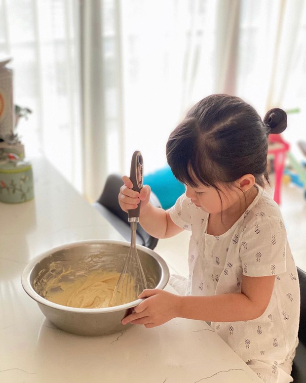 Ái nữ chỉ mới 3 tuổi nhà Đặng Thu Thảo tự tay làm bánh, nhìn thành quả cực xịn xò khiến mẹ mát lòng mát dạ - Ảnh 2. Ái nữ chỉ mới 3 tuổi nhà Đặng Thu Thảo tự tay làm bánh, nhìn thành quả cực xịn xò khiến mẹ mát lòng mát dạ - Ảnh 2.