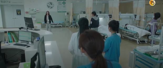 Preview Hospital Playlist 2 tập 7: Bệnh viện rơi vào rắc rối, nhà Gấu chuẩn bị thành đôi còn Song Hwa - Ik Jun hẹn hò? - Ảnh 3.