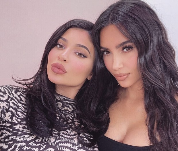 Phẫn nộ vụ 2 chị em tỷ phú Kim Kardashian và Kylie Jenner bị lấy tên xin trợ cấp thất nghiệp, 10 nhân viên bị đuổi việc vì sai phạm - Ảnh 3. Phẫn nộ vụ 2 chị em tỷ phú Kim Kardashian và Kylie Jenner bị lấy tên xin trợ cấp thất nghiệp, 10 nhân viên bị đuổi việc vì sai phạm - Ảnh 3.
