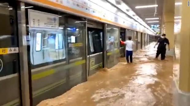 Xin cứu chúng tôi: Khoảnh khắc cận kề cái chết theo lời kể của hành khách trên con tàu điện ngầm chìm trong trận lũ ngàn năm có một ở Trung Quốc - Ảnh 4.