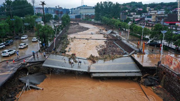 Xin cứu chúng tôi: Khoảnh khắc cận kề cái chết theo lời kể của hành khách trên con tàu điện ngầm chìm trong trận lũ ngàn năm có một ở Trung Quốc - Ảnh 2.