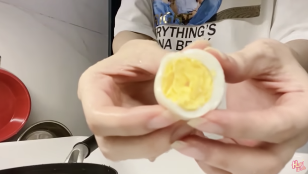 Hari Won bị netizen bóc chi tiết khó hiểu: 1 năm trước làm clip dạy luộc trứng thành thục, nay bỗng vụng về 47 phút chưa xong? - Ảnh 5. Hari Won bị netizen bóc chi tiết khó hiểu: 1 năm trước làm clip dạy luộc trứng thành thục, nay bỗng vụng về 47 phút chưa xong? - Ảnh 5.