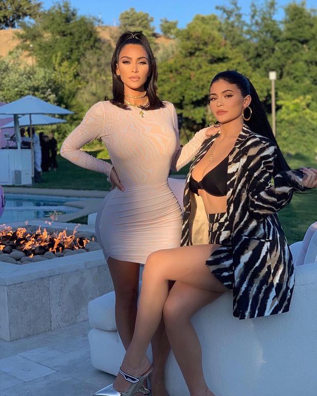 Phẫn nộ vụ 2 chị em tỷ phú Kim Kardashian và Kylie Jenner bị lấy tên xin trợ cấp thất nghiệp, 10 nhân viên bị đuổi việc vì sai phạm - Ảnh 2. Phẫn nộ vụ 2 chị em tỷ phú Kim Kardashian và Kylie Jenner bị lấy tên xin trợ cấp thất nghiệp, 10 nhân viên bị đuổi việc vì sai phạm - Ảnh 2.