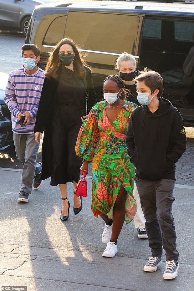 Angelina Jolie and her mother went shopping and caused a stir on the streets of Paris. The spotlight fell on their daughter Shiloh with her feminine transformation - Photo 2.