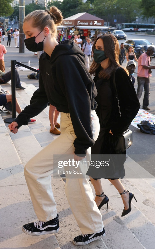 Mẹ con Angelina Jolie đi shopping mà gây xôn xao đường phố Paris, sự chú ý đổ dồn về ái nữ Shiloh lột xác nữ tính - Ảnh 4.