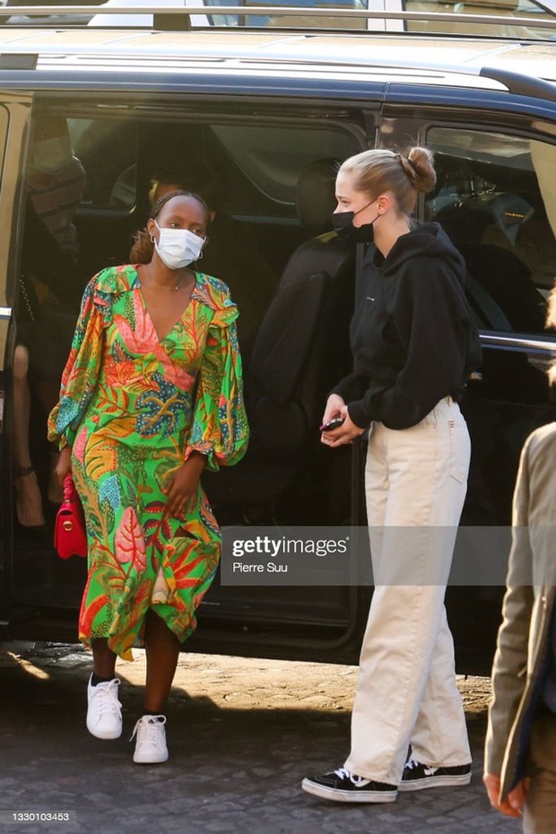 Angelina Jolie and her mother went shopping and caused a stir on the streets of Paris. The spotlight fell on daughter Shiloh with her feminine transformation - Photo 6.