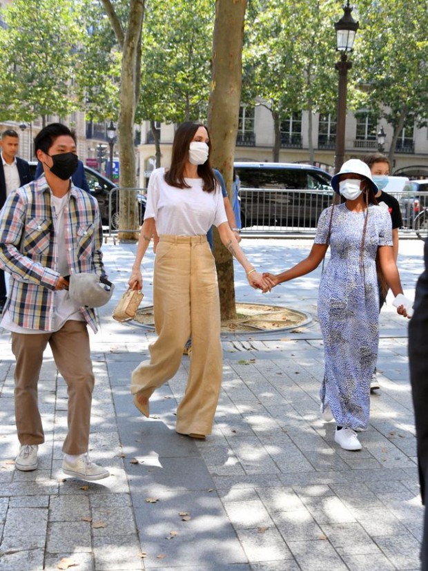 Angelina Jolie and her mother went shopping and caused a stir on the streets of Paris. The spotlight fell on daughter Shiloh with her feminine transformation - Photo 8.