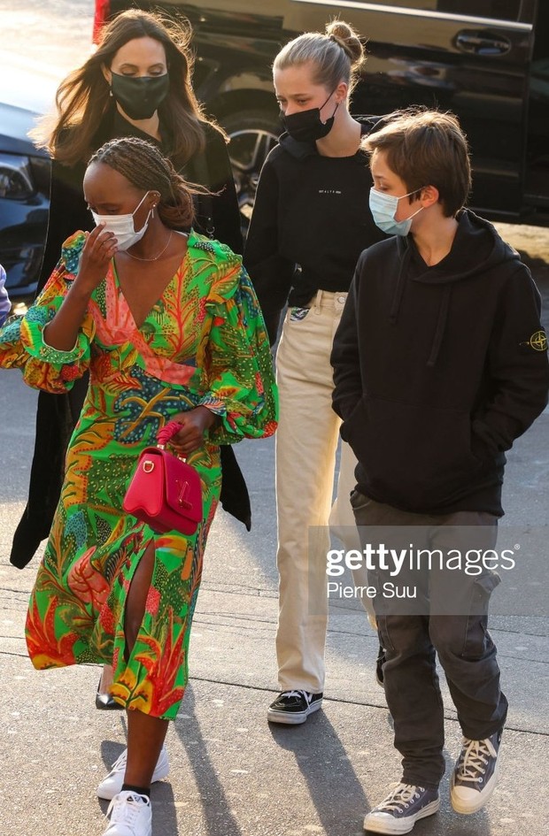 Angelina Jolie and her mother went shopping and caused a stir on the streets of Paris. The spotlight fell on their daughter Shiloh with her feminine transformation - Photo 3.