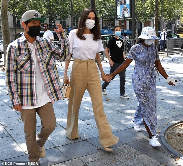 Angelina Jolie and her mother went shopping and caused a stir on the streets of Paris. The spotlight fell on daughter Shiloh with her feminine transformation - Photo 11.