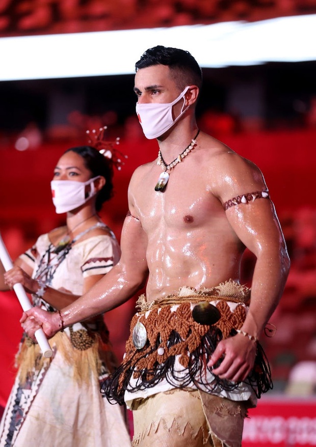 Nam thần xứ Tonga làm điên đảo mạng xã hội với màn cởi trần khoe body cơ bắp bóng nhẫy tại lễ khai mạc Olympic 2020 - Ảnh 1. Nam thần xứ Tonga làm điên đảo mạng xã hội với màn cởi trần khoe body cơ bắp bóng nhẫy tại lễ khai mạc Olympic 2020 - Ảnh 1.