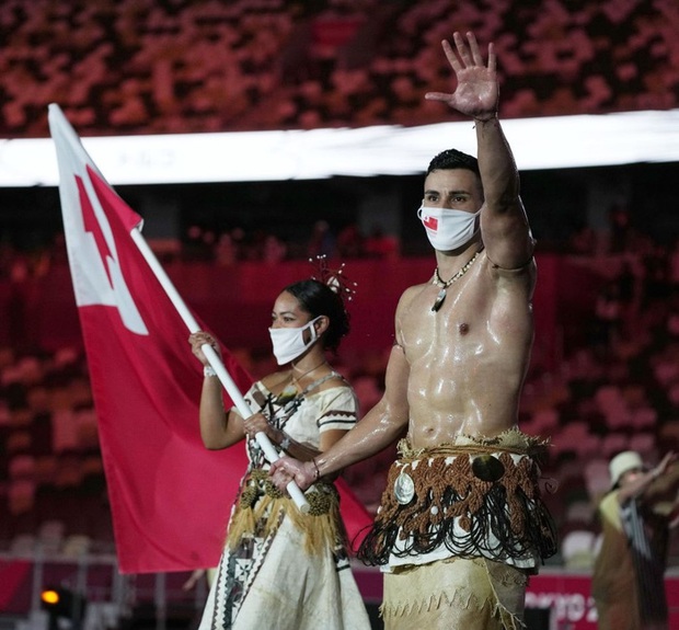 Nam thần xứ Tonga làm điên đảo mạng xã hội với màn cởi trần khoe body cơ bắp bóng nhẫy tại lễ khai mạc Olympic 2020 - Ảnh 2. Nam thần xứ Tonga làm điên đảo mạng xã hội với màn cởi trần khoe body cơ bắp bóng nhẫy tại lễ khai mạc Olympic 2020 - Ảnh 2.