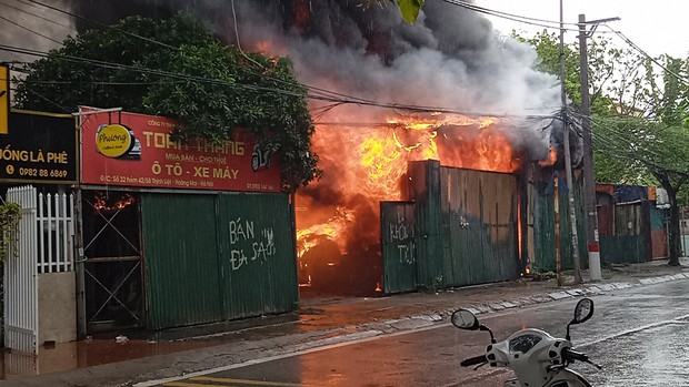 Hà Nội: Cháy lớn ở xưởng nhựa, người dân khẩn cấp giải cứu 6 ô tô - Ảnh 1.