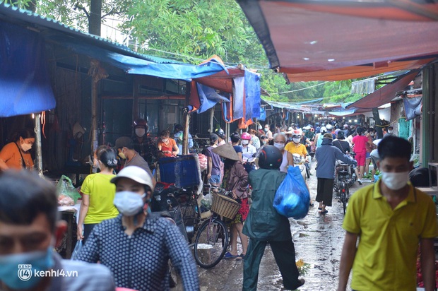  Ảnh: Từ sáng sớm, các khu chợ ở Hà Nội đã đông nghẹt người mua hàng - Ảnh 9.