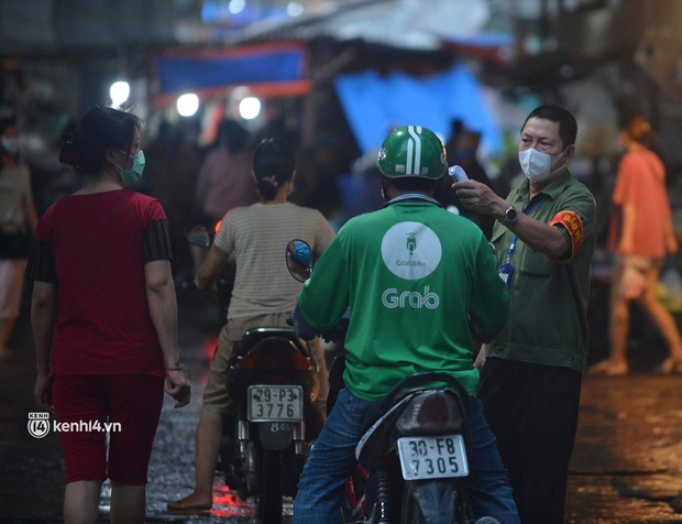  Ảnh: Từ sáng sớm, các khu chợ ở Hà Nội đã đông nghẹt người mua hàng - Ảnh 4.