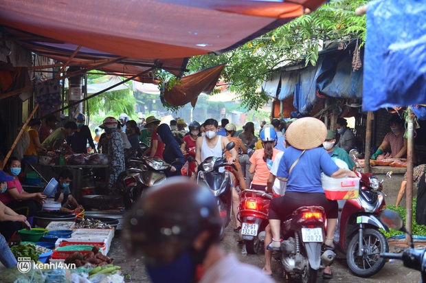  Ảnh: Từ sáng sớm, các khu chợ ở Hà Nội đã đông nghẹt người mua hàng - Ảnh 10.