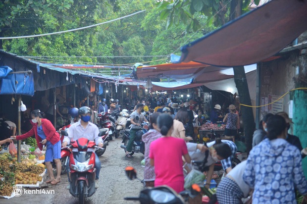  Ảnh: Từ sáng sớm, các khu chợ ở Hà Nội đã đông nghẹt người mua hàng - Ảnh 11.