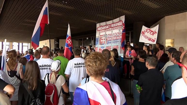 Người dân Slovakia biểu tình phản đối biện pháp mới chống COVID-19 - Ảnh 1. Người dân Slovakia biểu tình phản đối biện pháp mới chống COVID-19 - Ảnh 1.